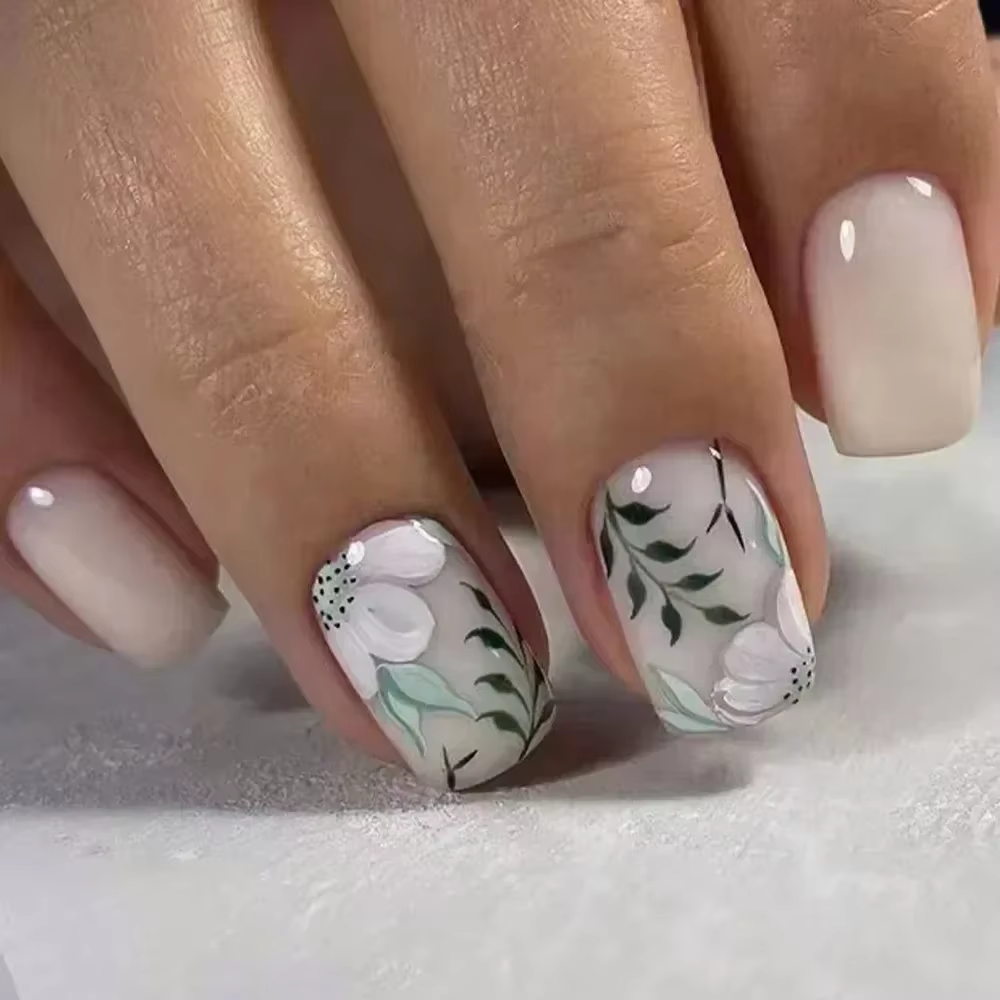 Faux ongles carrés courts en forme de fleur ambre