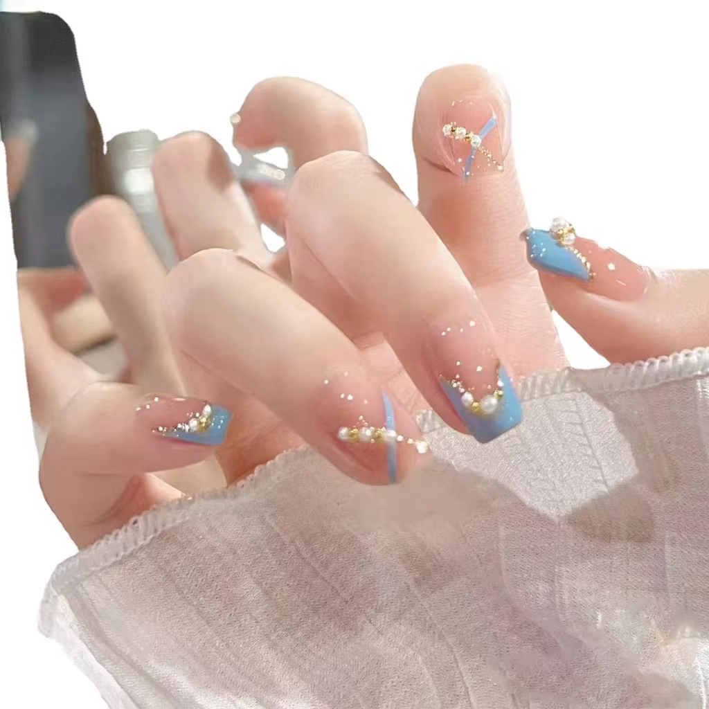 Faux ongles de couleur claire