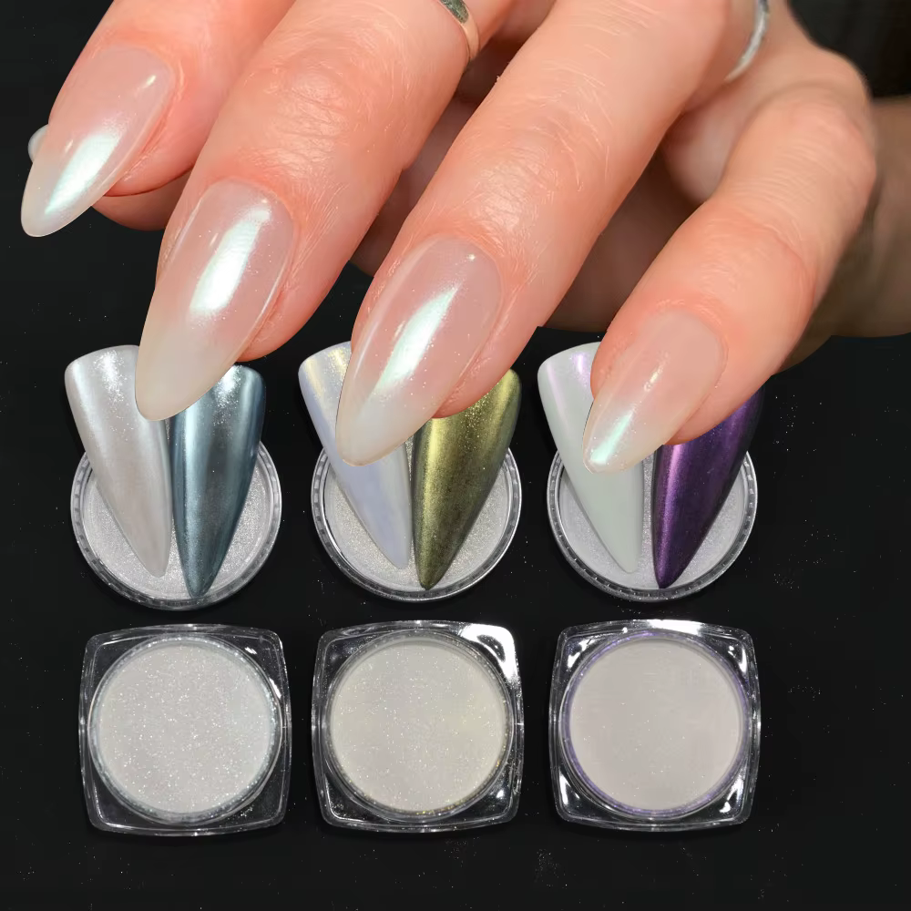 Hailey Bieber-Poudre à ongles nacrée chromée blanche