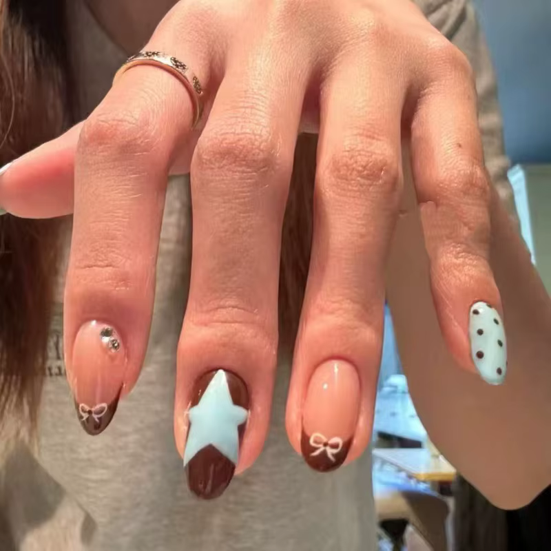 10 faux ongles courts français faits à la main