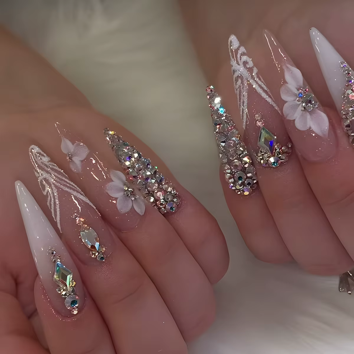24 pièces Spice Girls faux ongles Simple blanc français avec des diamants scintillants longue Stiletto presse