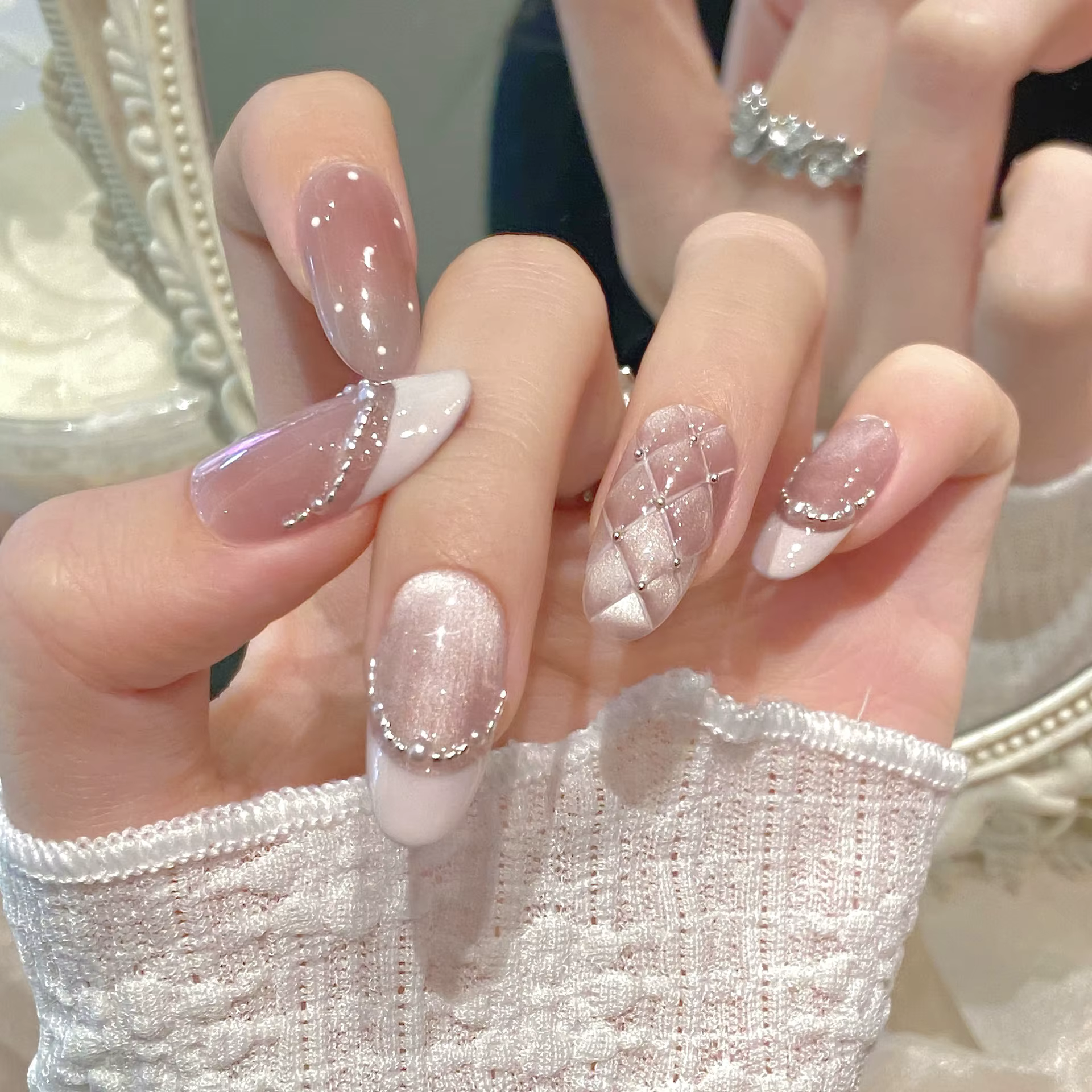 Fait à la main doux diamant grille décor presse sur les ongles français brillant rose oeil de chat faux