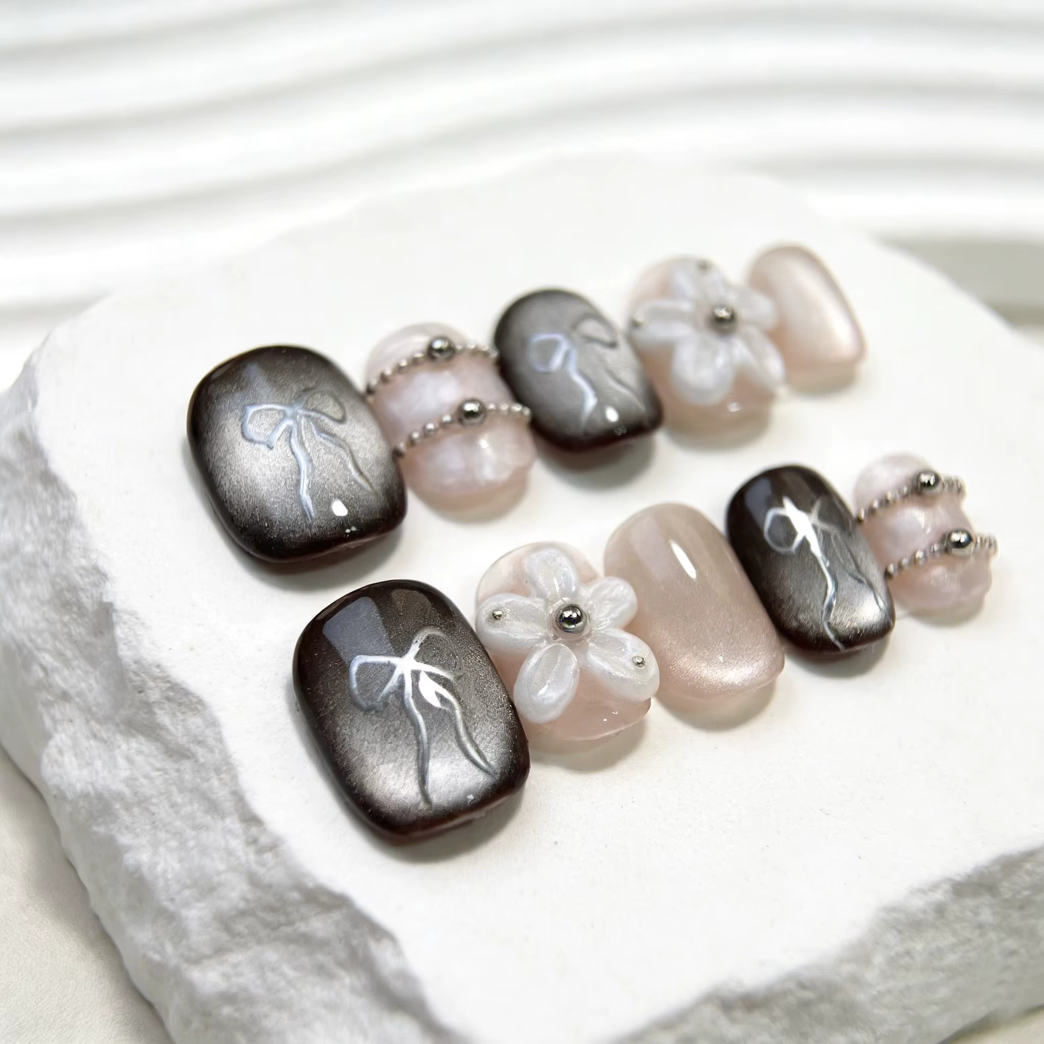10 faux ongles courts ovales rose œil de chat faits à la main avec pois