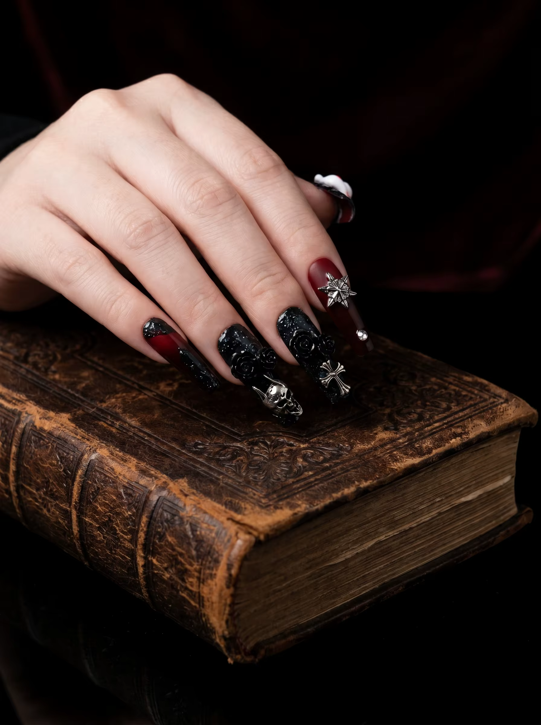 Faux ongles gothiques faits à la main à pression 3D avec motif ours mignon et croix rouge et noir