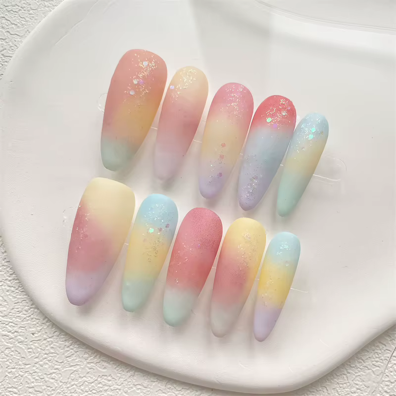 Longues amandes à la main presse sur les ongles colorés chanceux