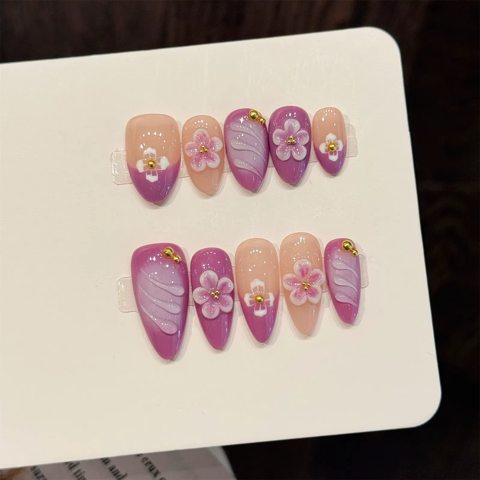 10 faux ongles dégradés rose et violet avec des motifs de fleurs en relief 3D