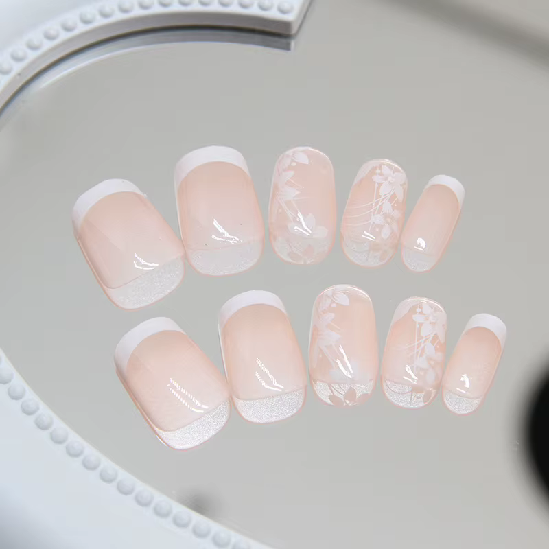 24 pièces Simple court Girly blanc Floral manucure mignon et doux portable faux ongles finition Nail Art ensemble