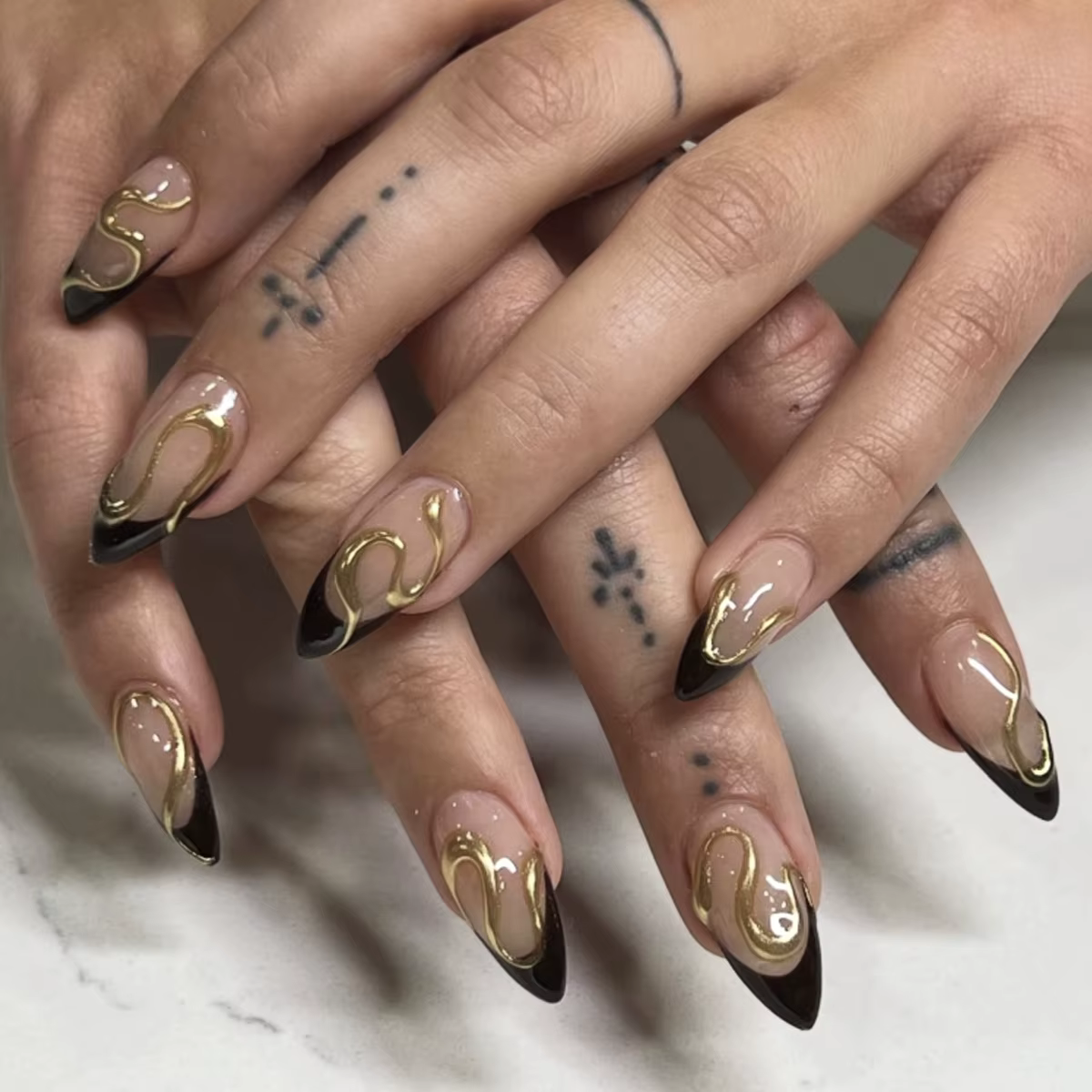 Faux ongles amande 3D dorés et noirs