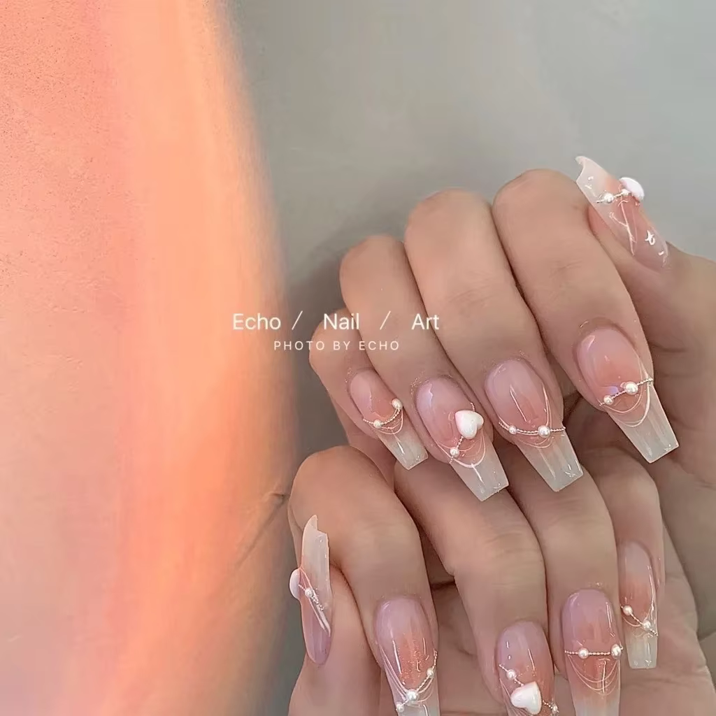 Rose Swoosh main porter ongles perle amour Blush