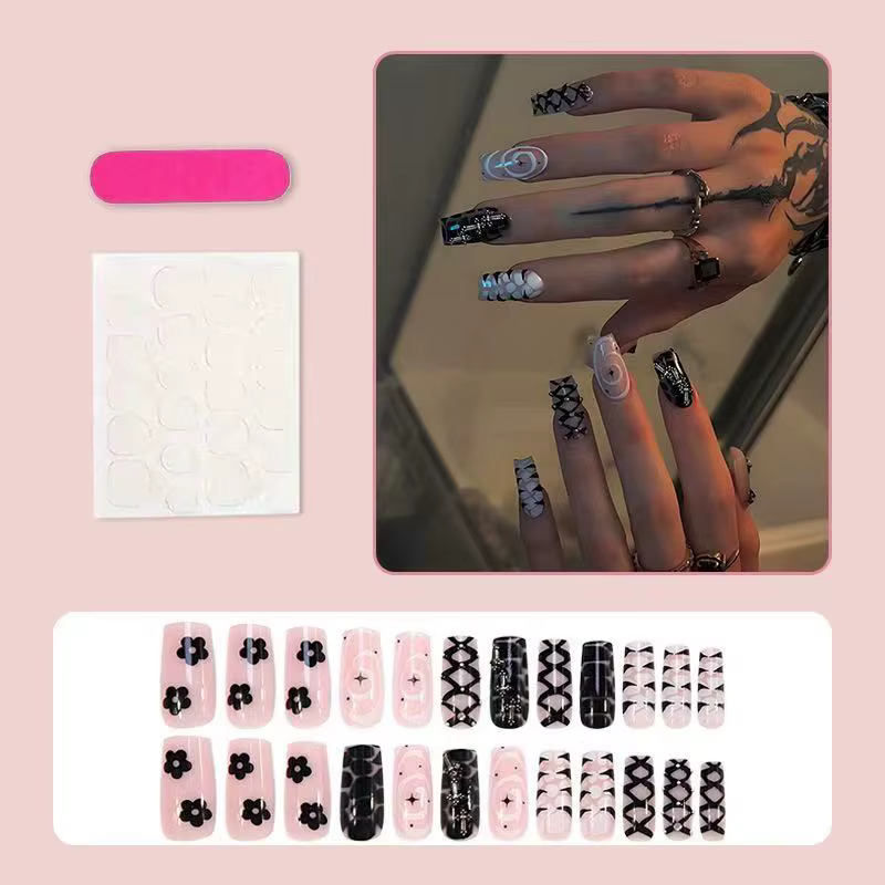 Nouveauté 2026 – 24 faux ongles noirs et blancs style punk gothique