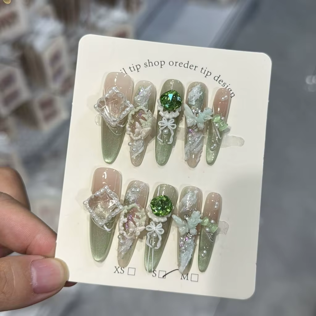 Ongles Press-On Élégants et Luxueux Vert Émeraude Faits Main en France