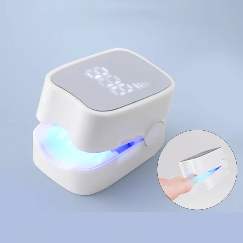 Appareil d'entretien des ongles avec traitement doux aux huiles essentielles