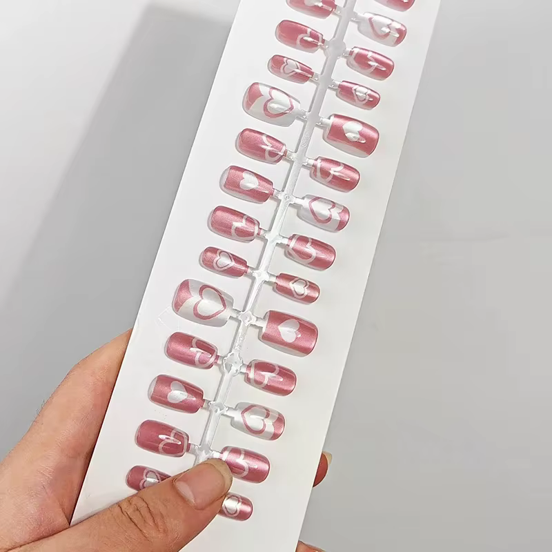 Presse cardiaque faite à la main sur les ongles pour femmes