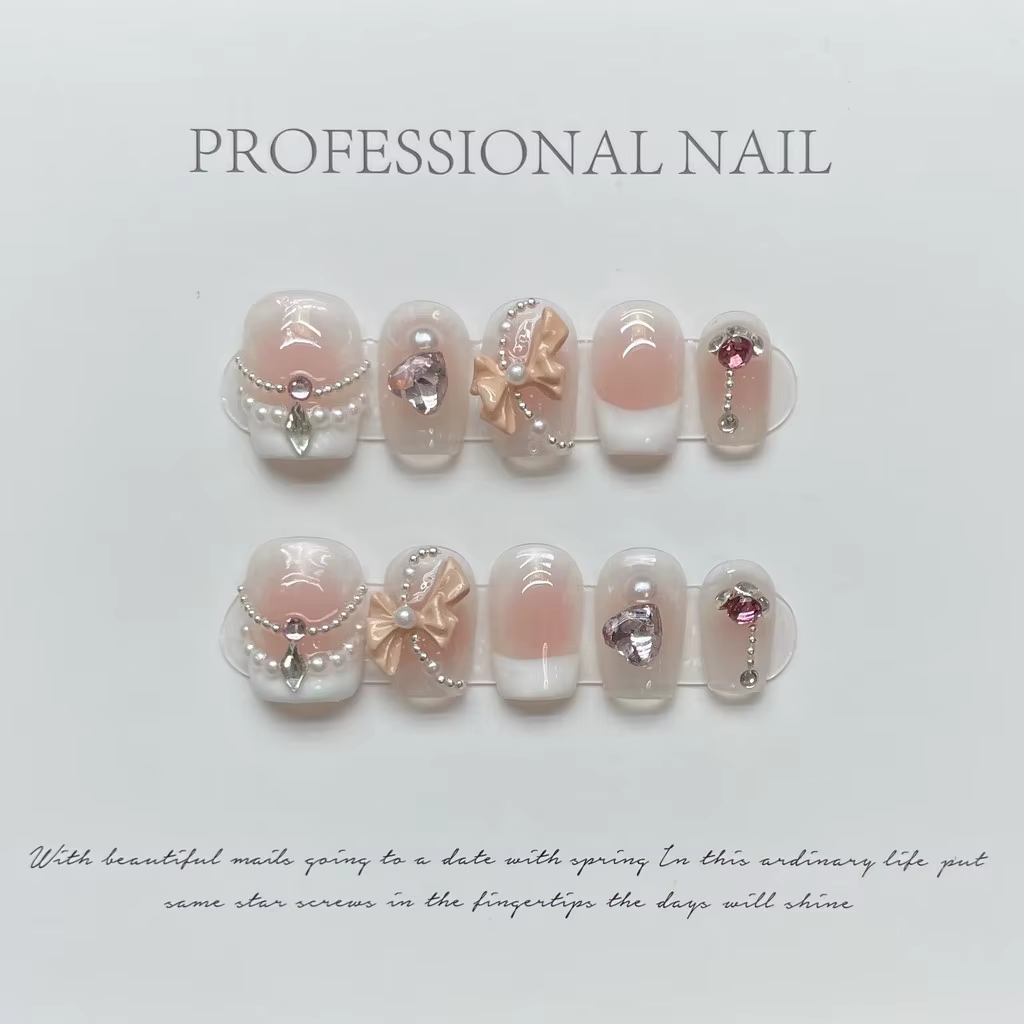 Faux ongles courts et mignons
