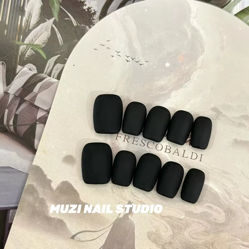 10 faux ongles mats noirs faits à la main