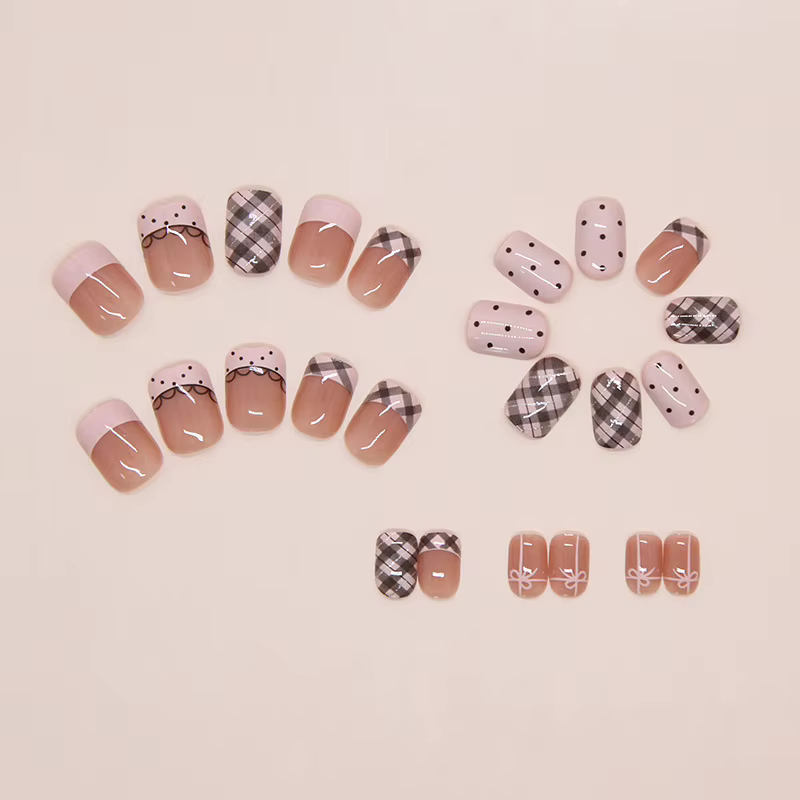 24 faux ongles courts carrés roses avec colle