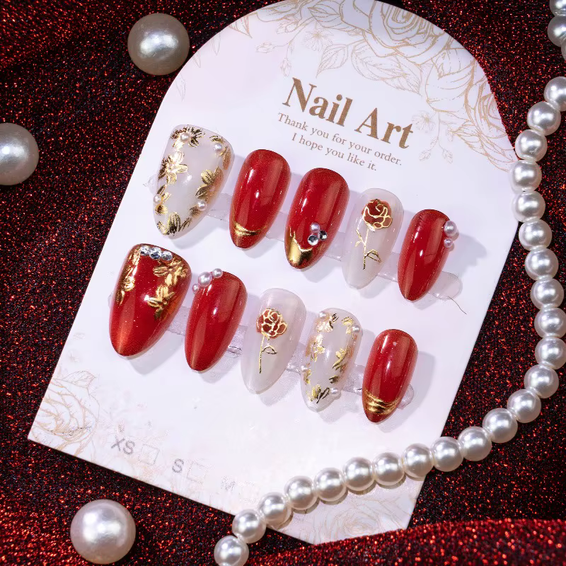 24 faux ongles dorés en amande avec colle