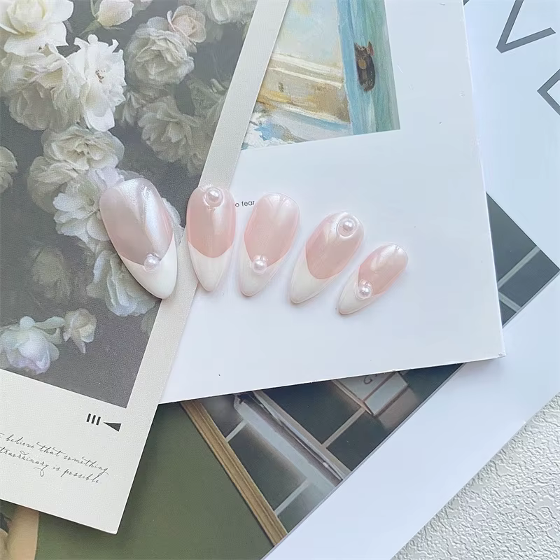 Aurora fait à la main presse sur ongles blanc amande français faux