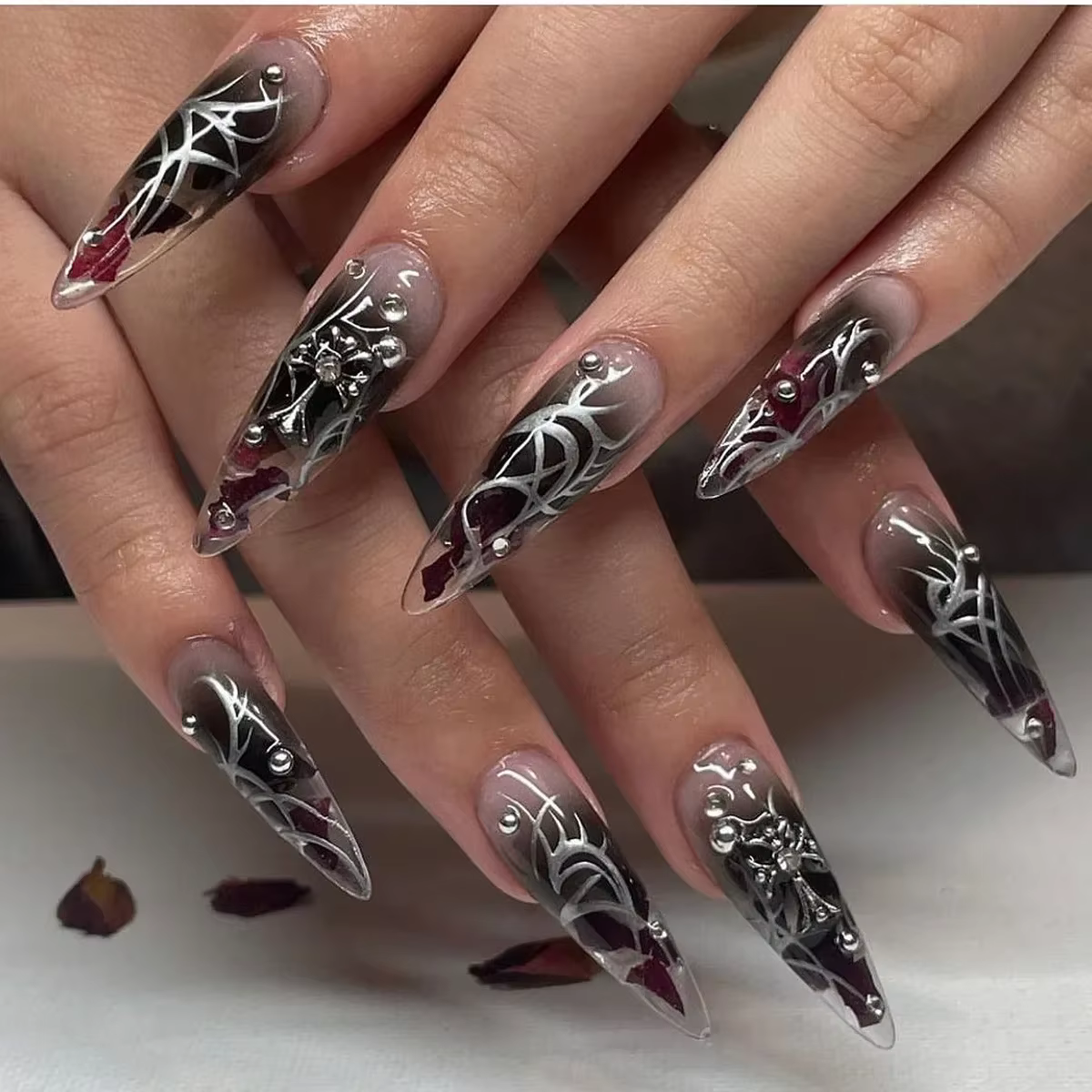 Faux ongles longs et pointus de style gothique