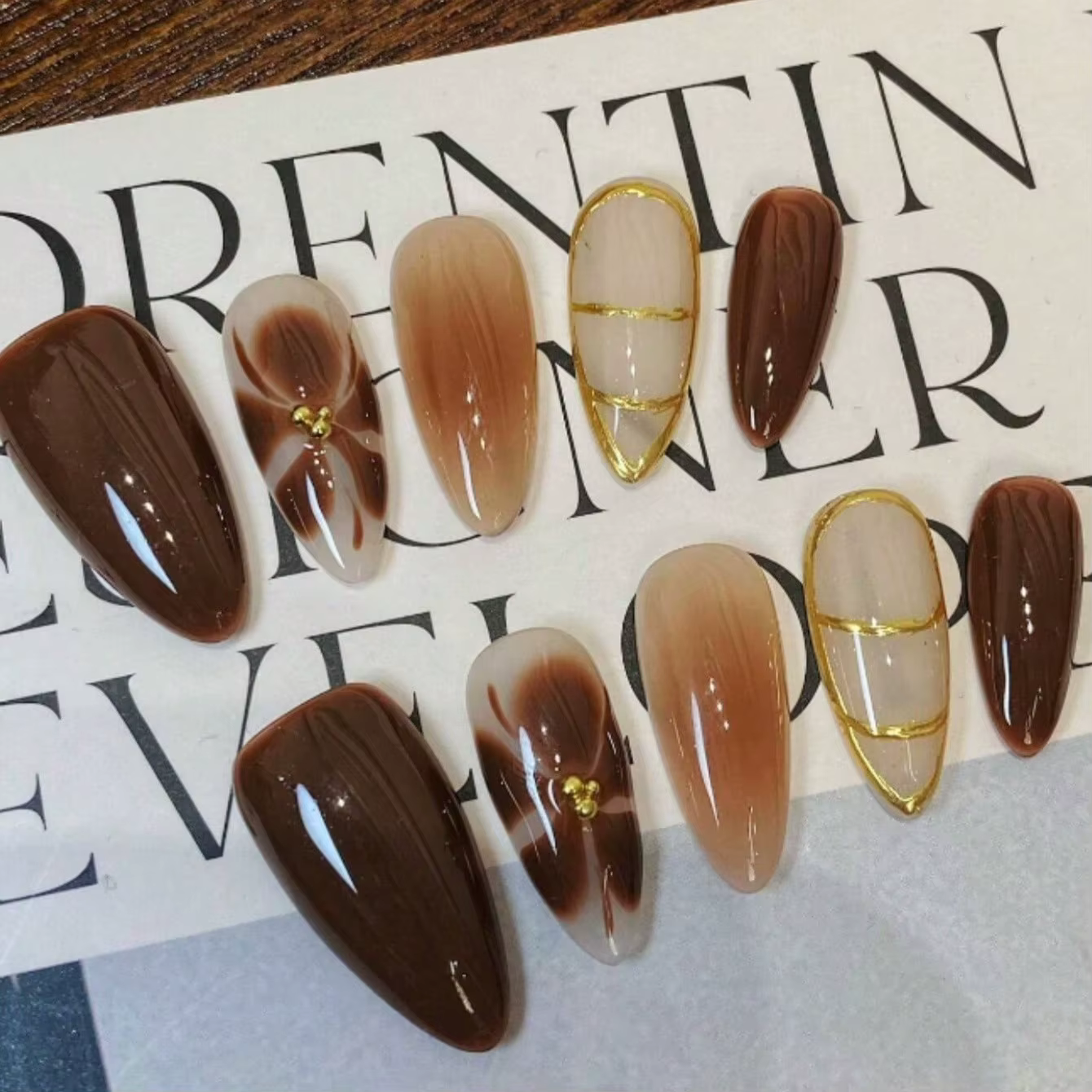 10 faux ongles en forme d'amande pressés à la main