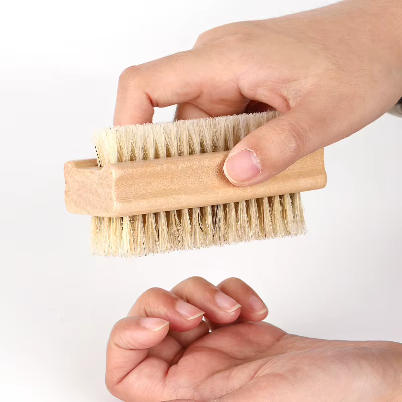 Brosse à ongles double face avec manche en bois