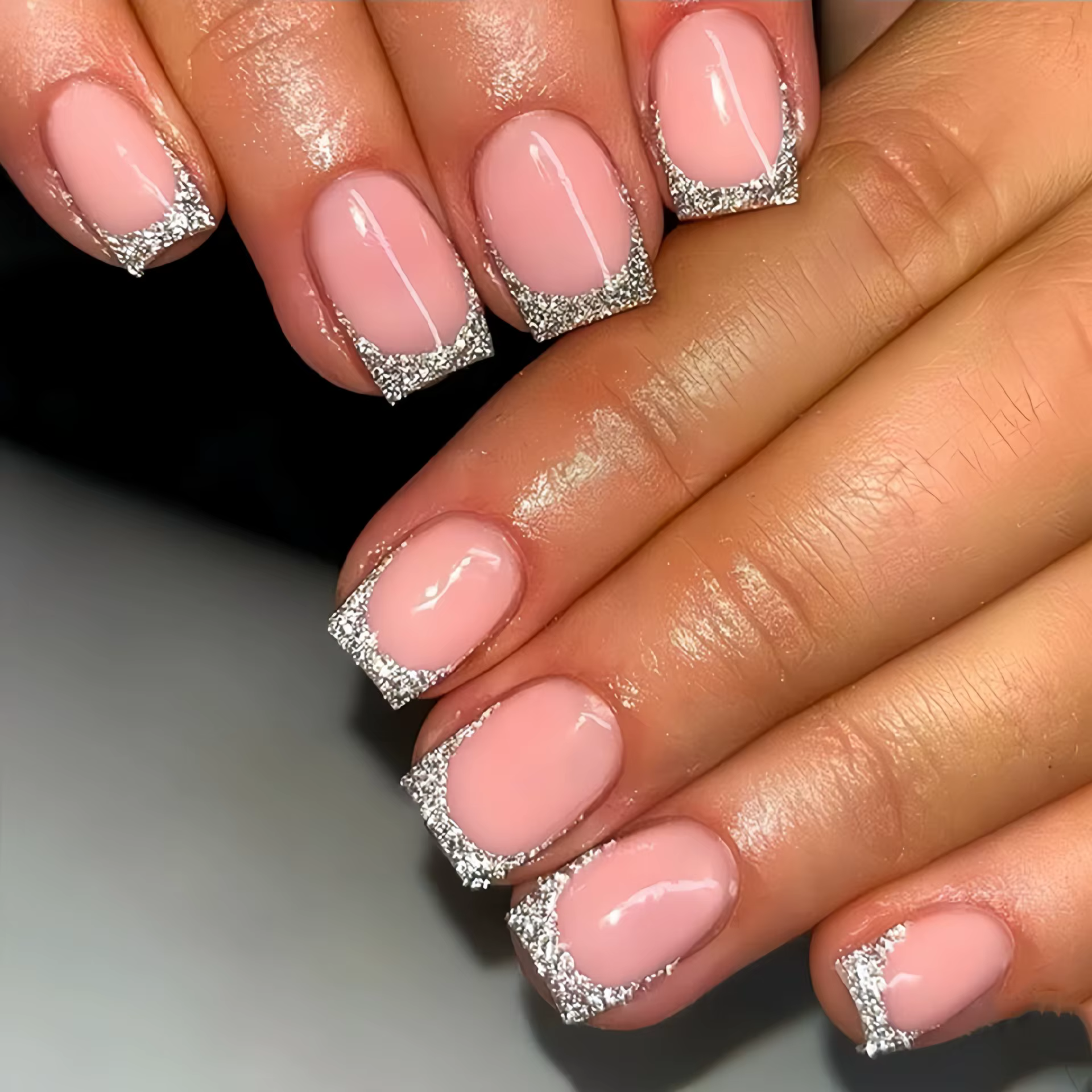 Faux ongles français minimalistes à la mode