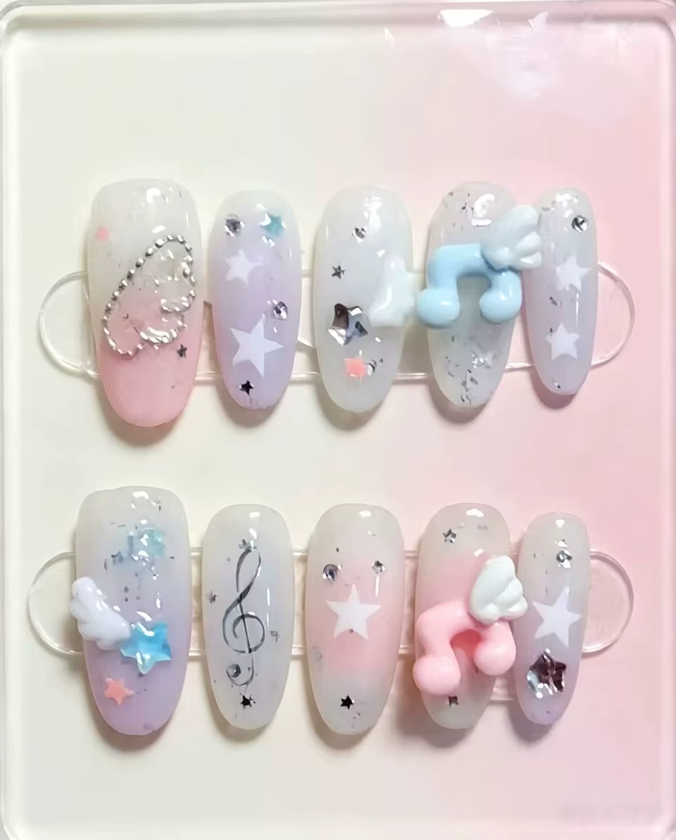 Nail art à motifs de notes musicales avec dégradé bleu et rose