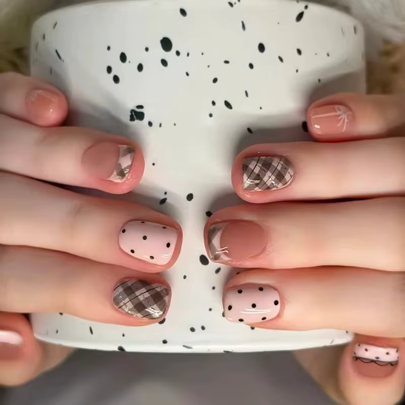 24 faux ongles courts carrés roses avec colle