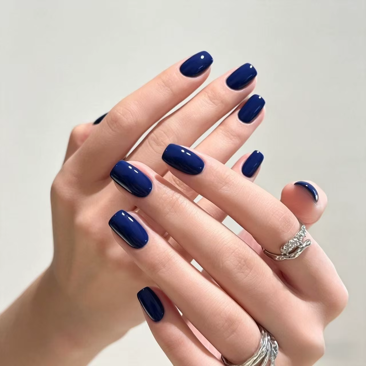 Vernis à ongles gel UV bleu saphir