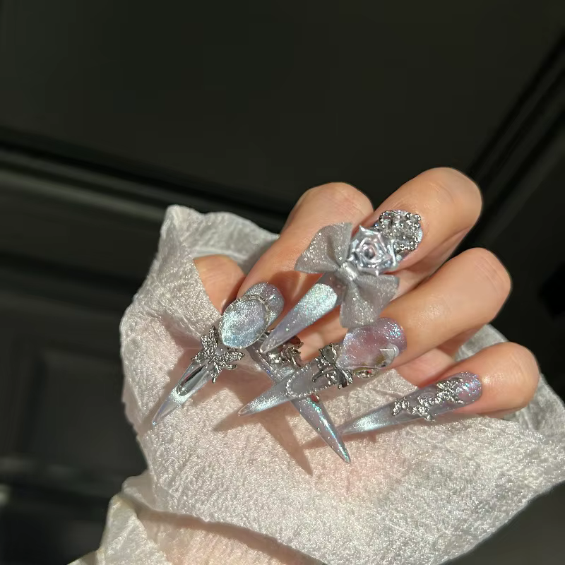 10 faux ongles faits à la main