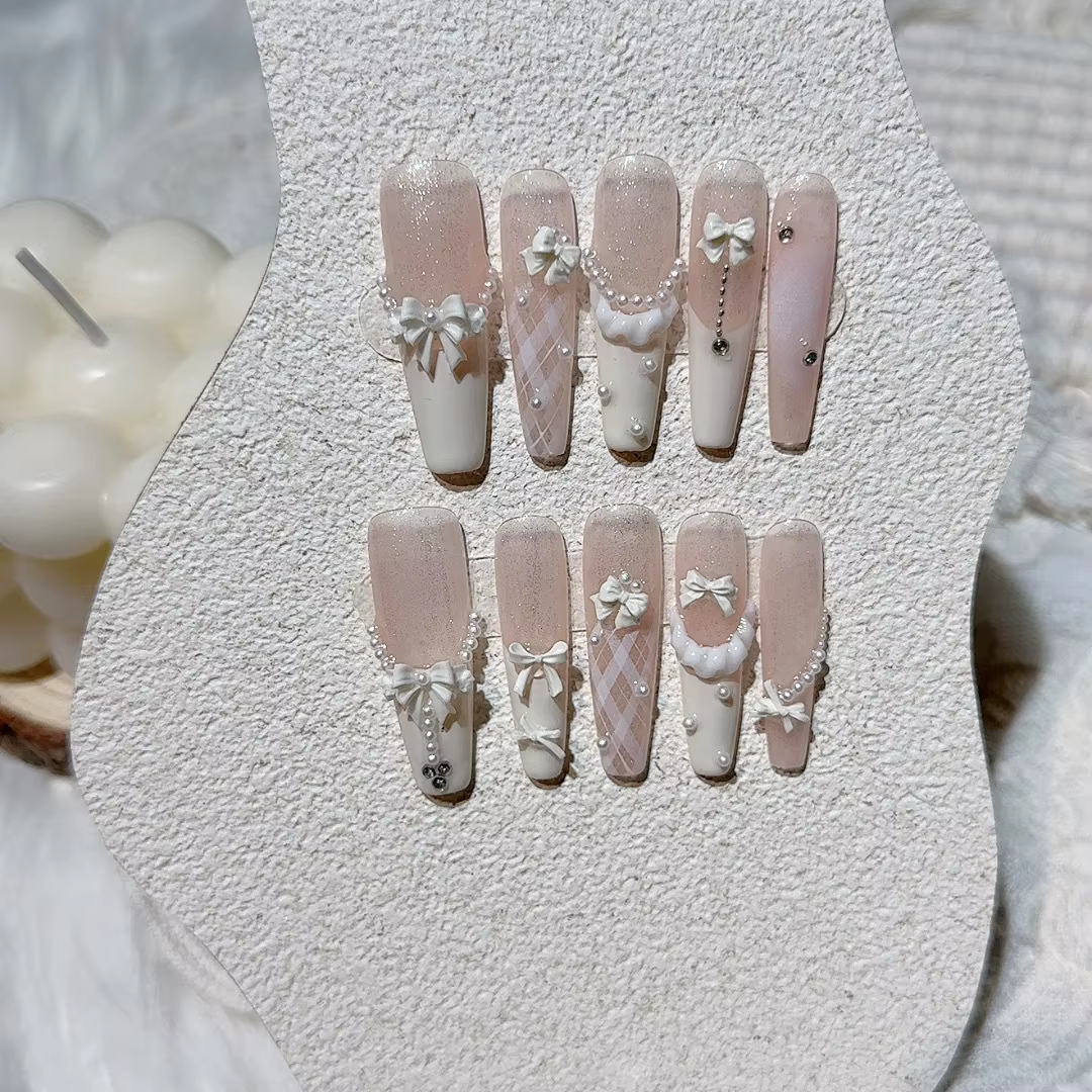 Faux ongles avec nœud rose