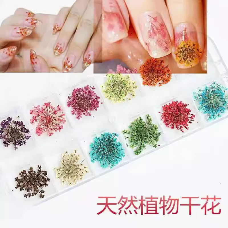 Décoration d'ongles avec fleurs séchées