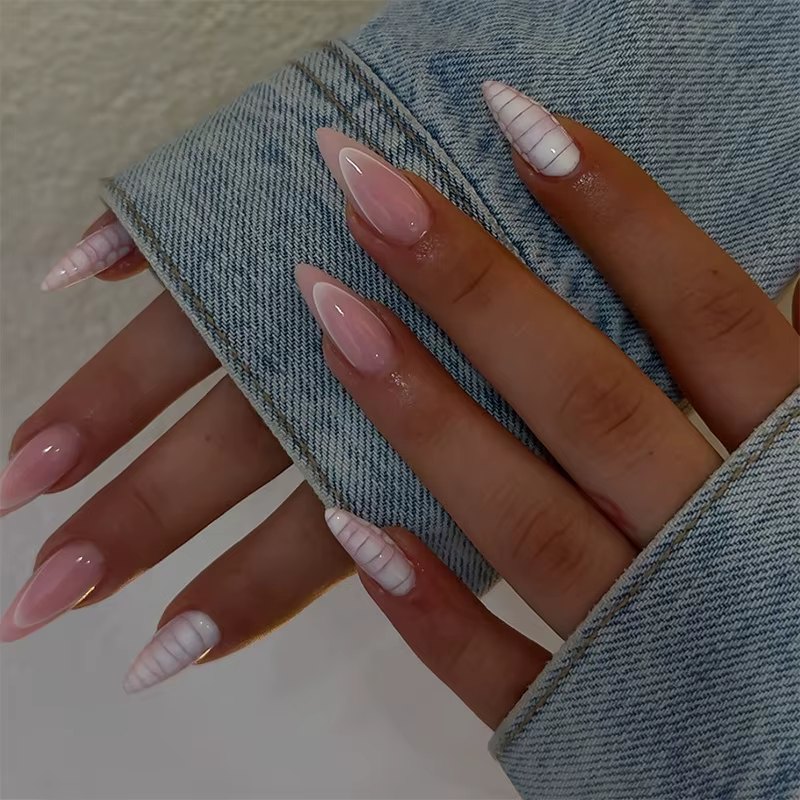 Faux ongles français roses avec colle
