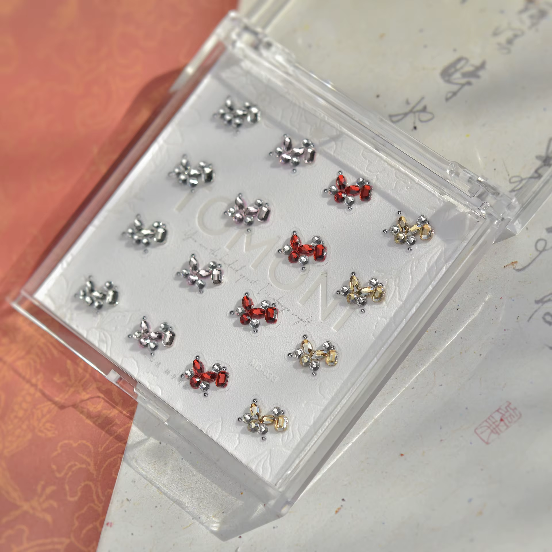 Bijoux pour ongles en diamant avec des bords incrustés de diamants