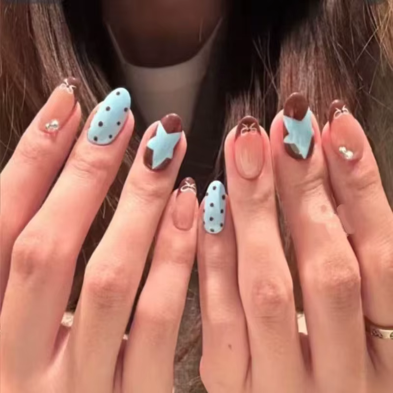 10 faux ongles courts français faits à la main