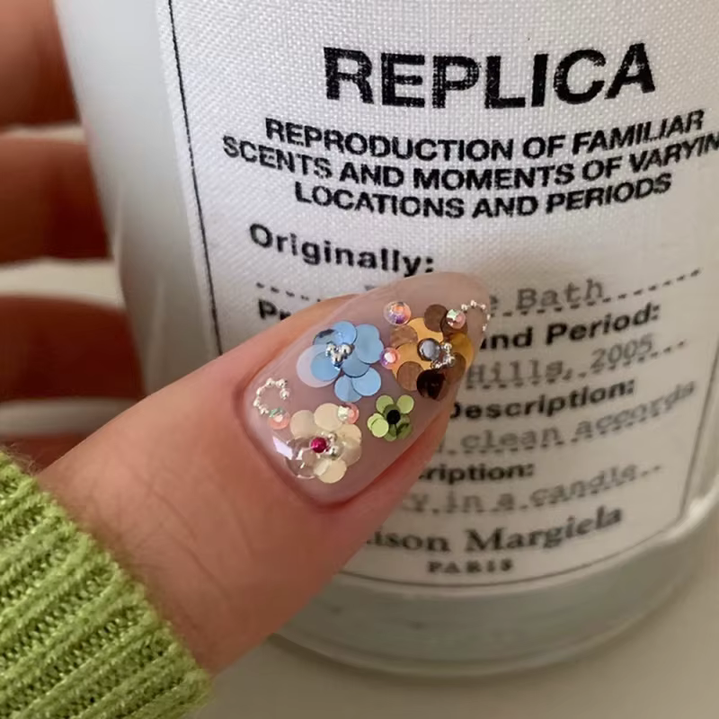 1 boîte de paillettes pour ongles en forme de fleurs 3D colorées