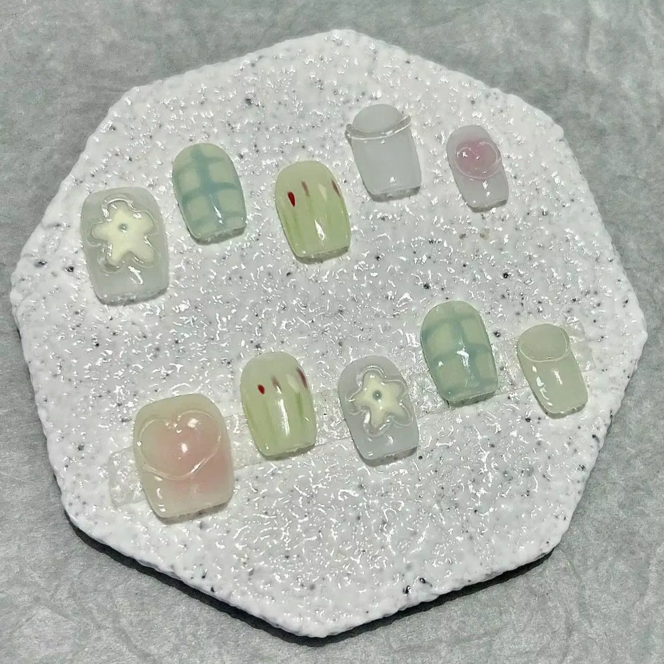 Fleur de printemps mignon courte à la main presse sur les ongles dopamine