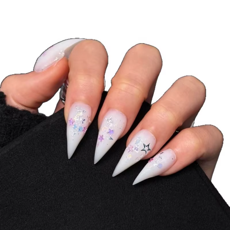 Faux ongles longs stiletto blanc laiteux à presser