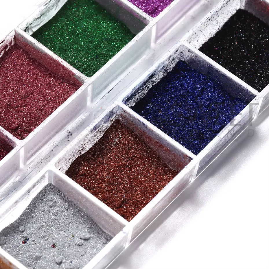 Poudre métallique pour ongles