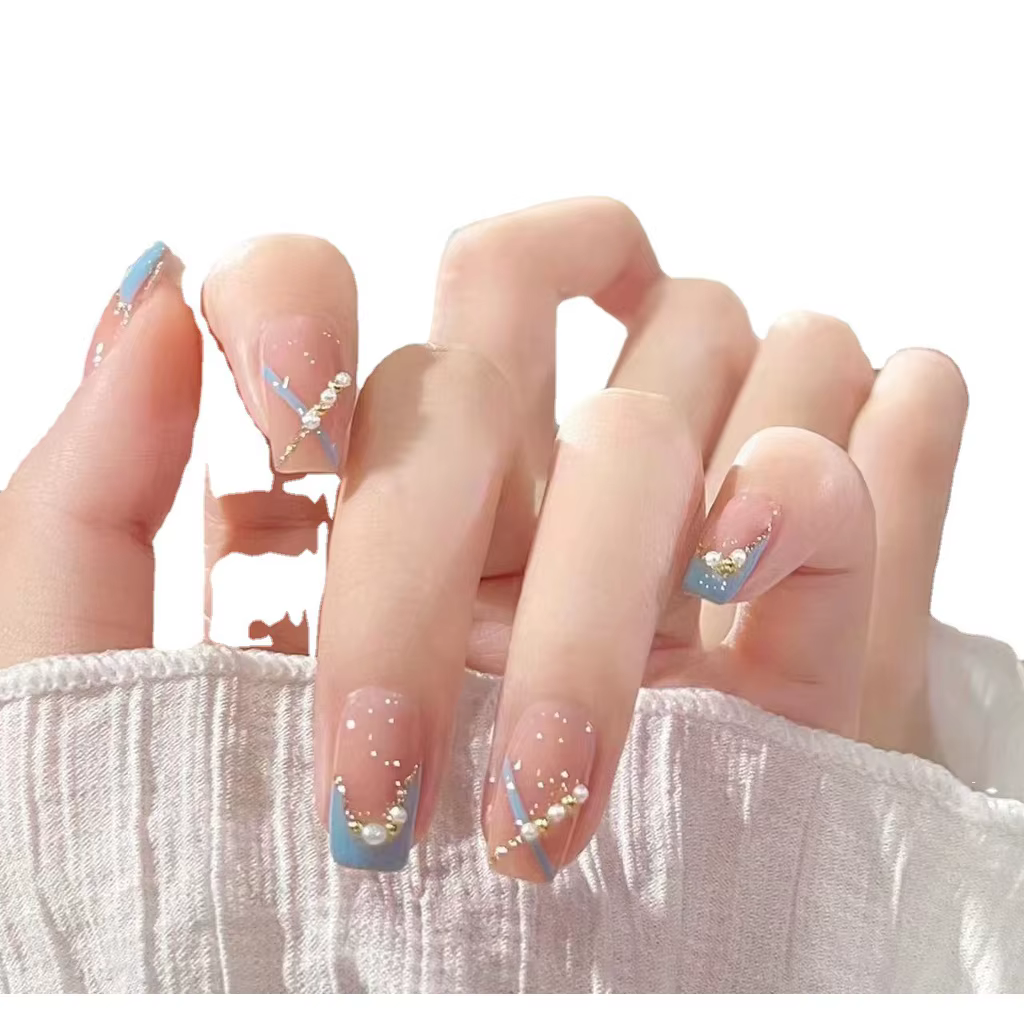Faux ongles de couleur claire