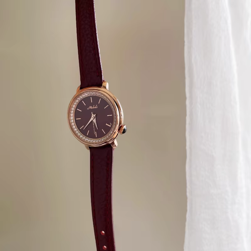 Montre à cadran rond bordeaux, rétro Chic, haut de gamme, luxe, serti de diamants, montre britannique pour dames, cadeau, nouvelle collection automne/hiver 2025
