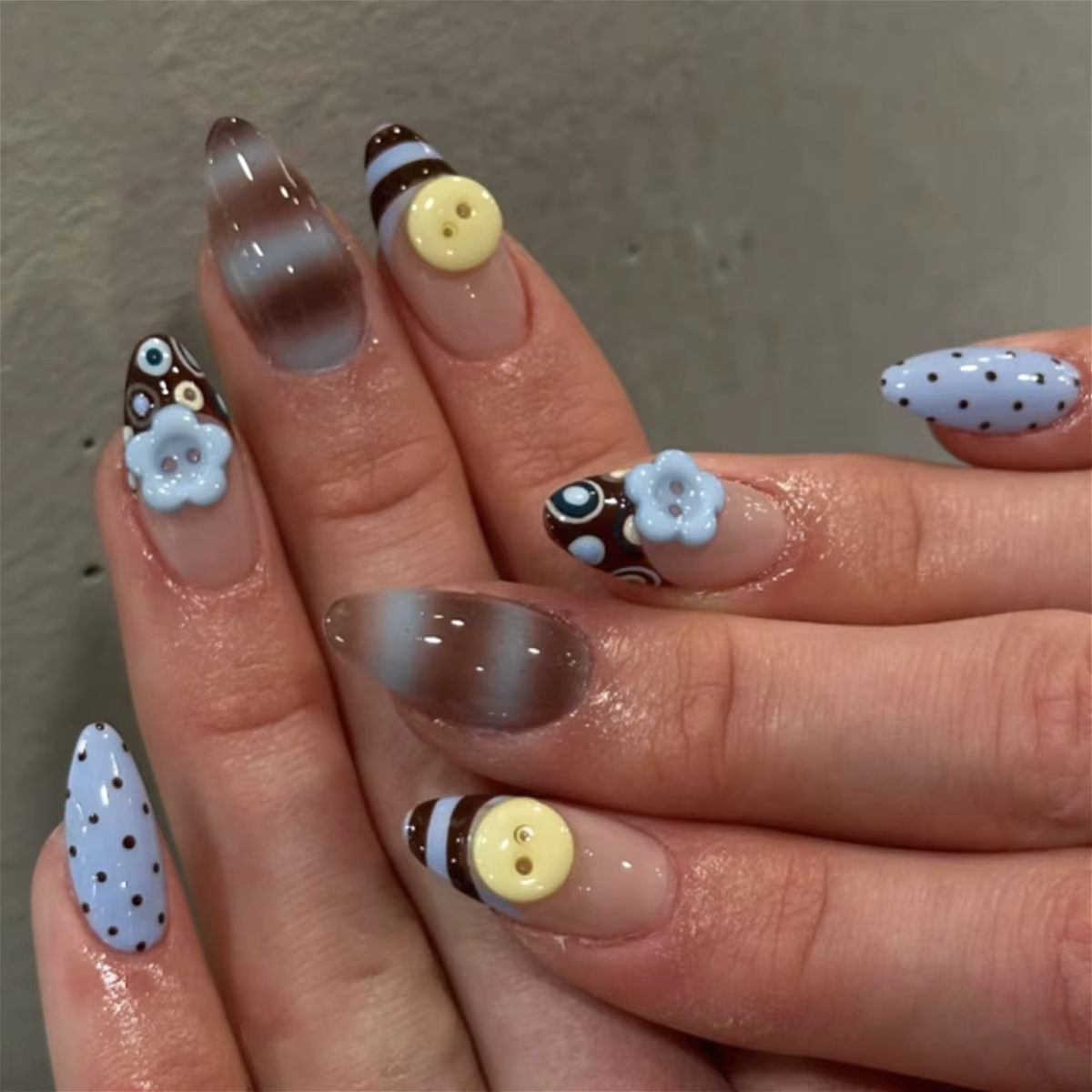 Faux ongles courts et ronds blancs à pois roses nude