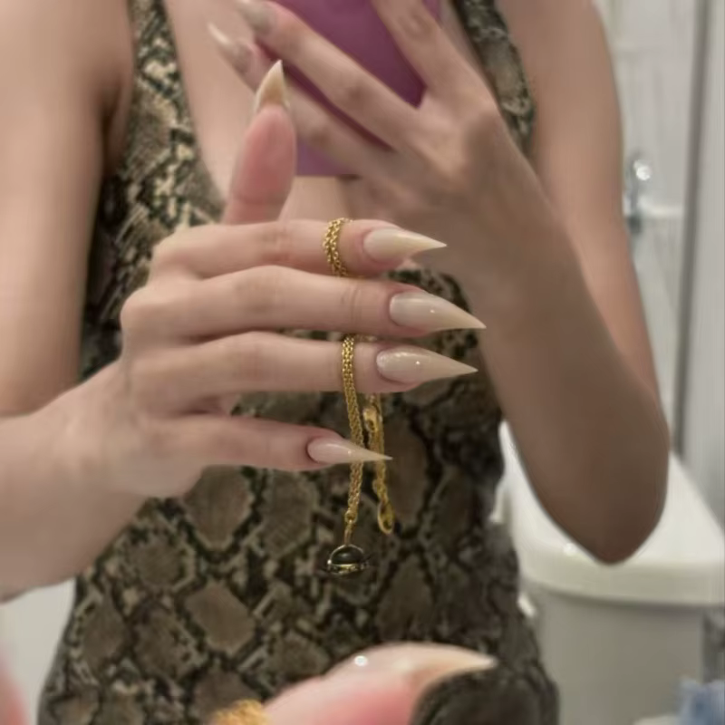 Faux ongles gothiques doux et Cool