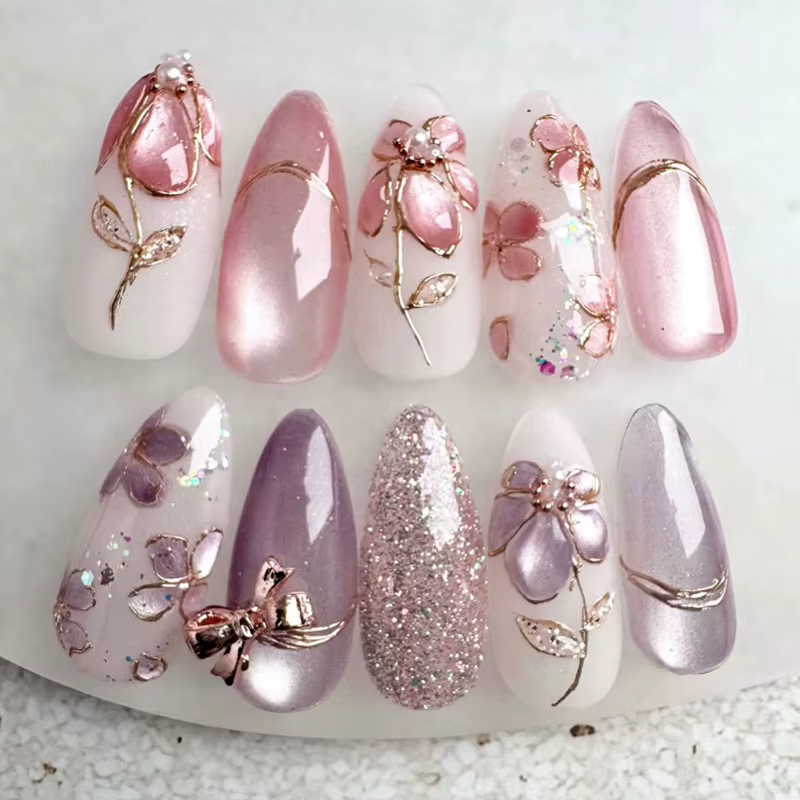 24 faux ongles courts en amande bleu œil de chat avec bordure dorée