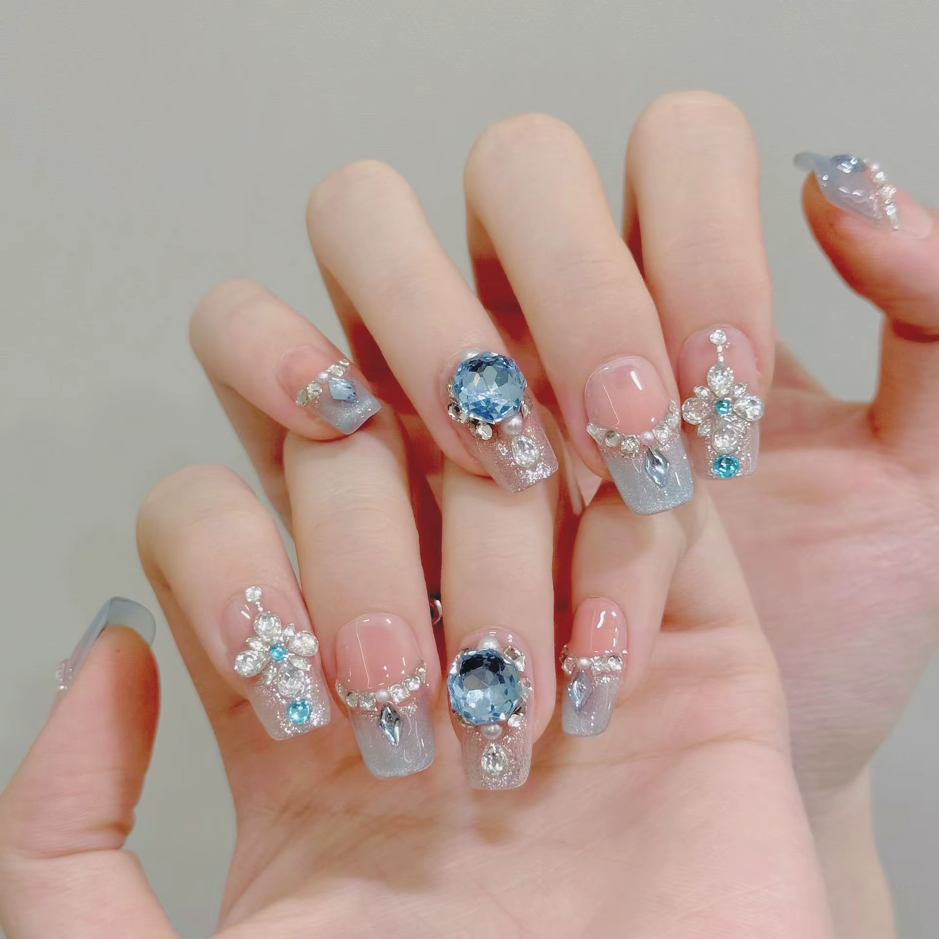 10 faux ongles faits à la main