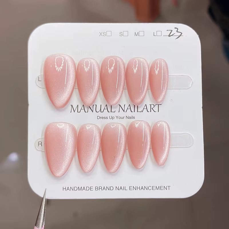 Ongles faits à la main en forme d'amande douce