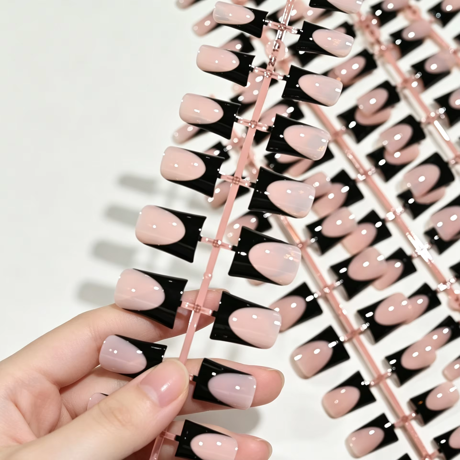 120 faux ongles en gel souple à presser, forme bec de canard, courts et carrés, noirs, rose nude, brillants, prêts à poser