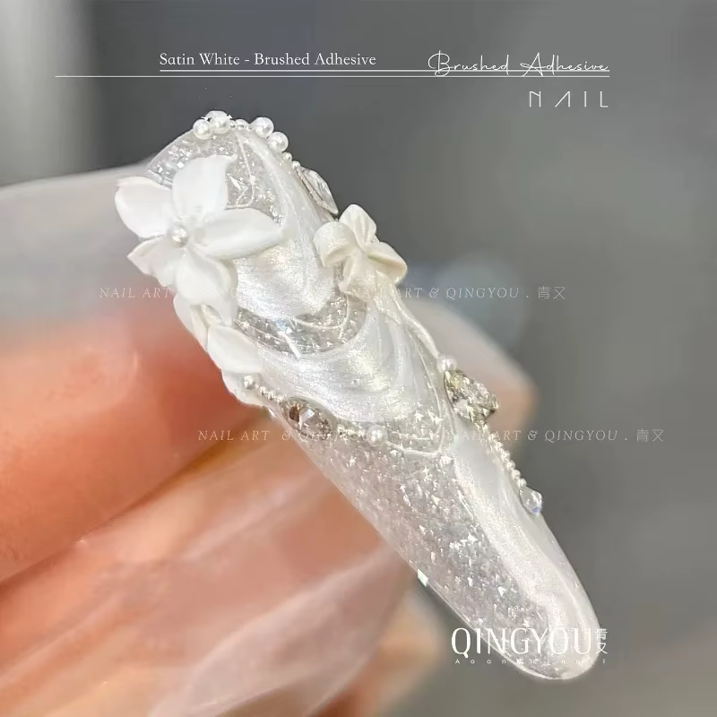 Gel extensible blanc nacré effet soie pour ongles