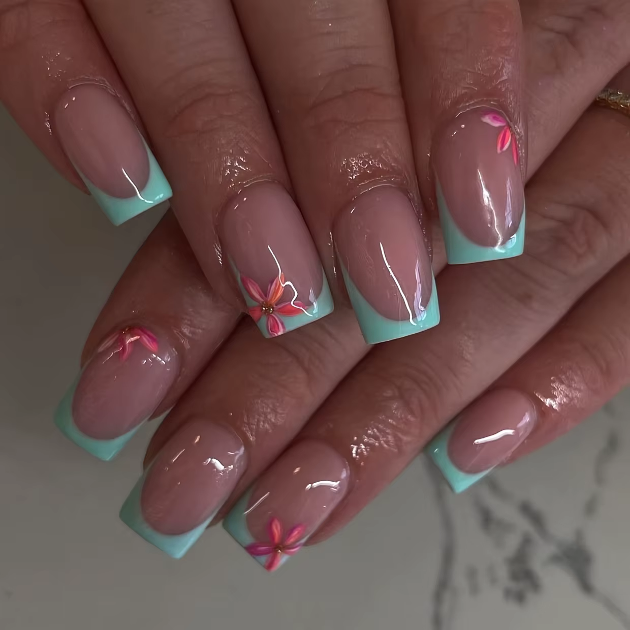 24 pièces français bleu faux ongles Art avec mode fleur Design court carré