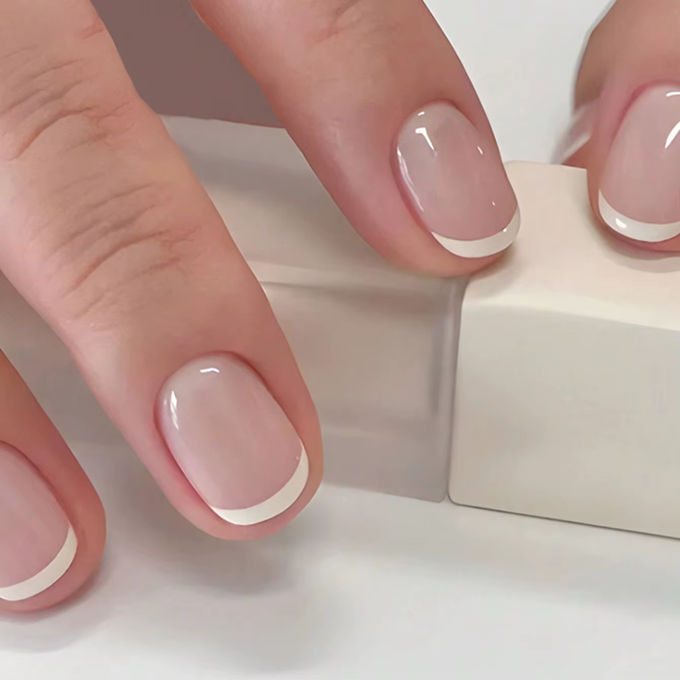 Faux ongles français simples et brillants